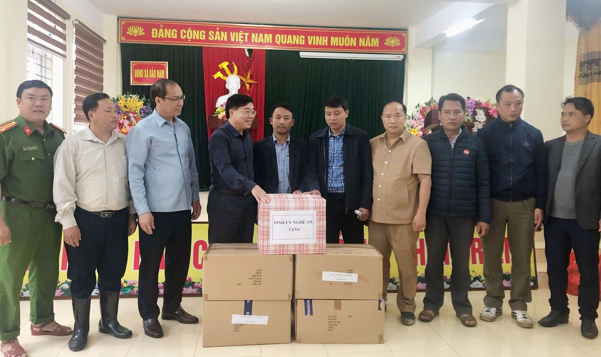 Đoàn công tác trao quà cho của tỉnh cho xã Bảo Nam