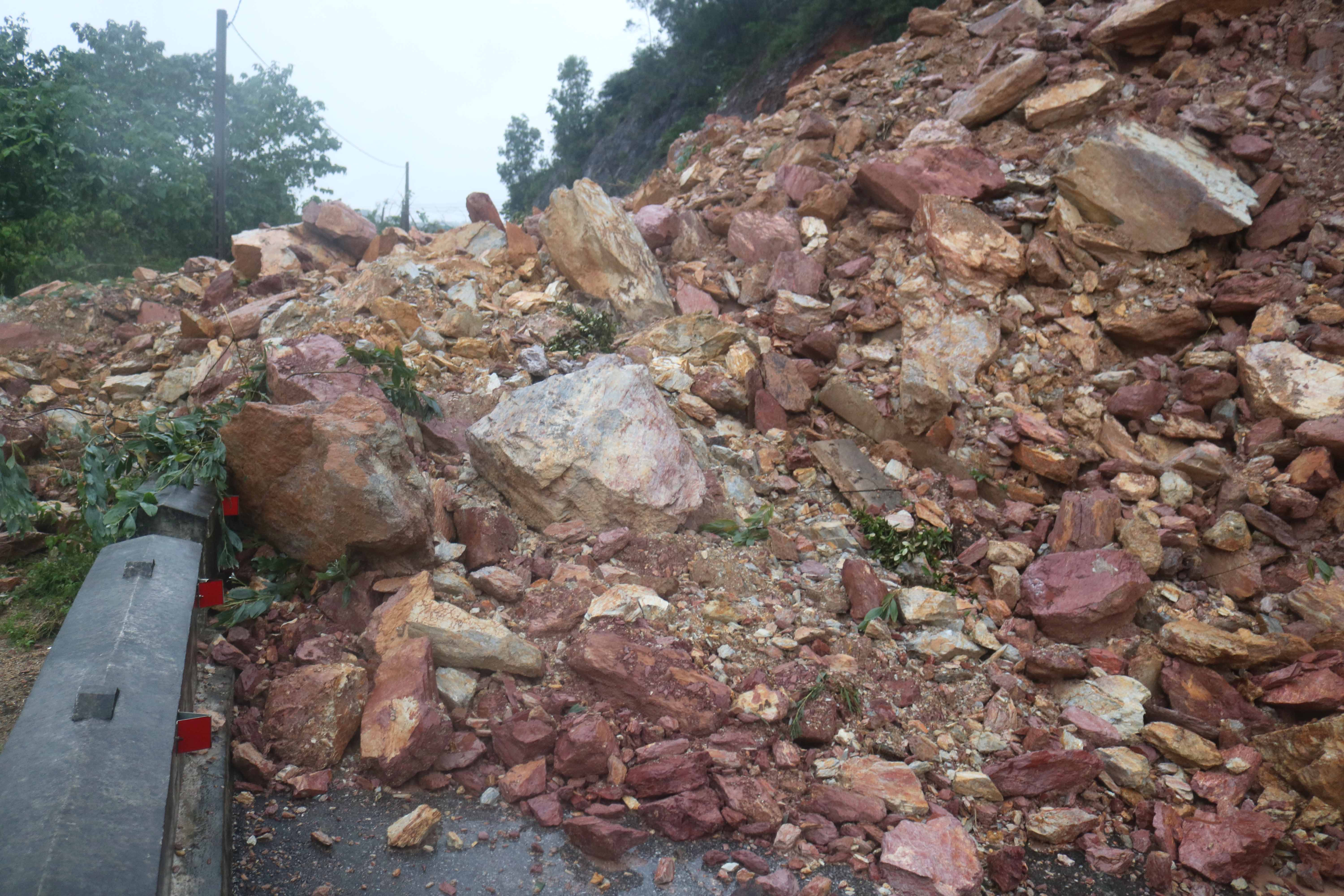 Quốc lộ 46 đoạn qua núi Nguộc vốn đã chênh vênh, mỗi khi mưa to, đất đá trên núi cao, thường sạt lở xuống lòng đường càng thêm nguy hiểm. Ảnh Huy Thư