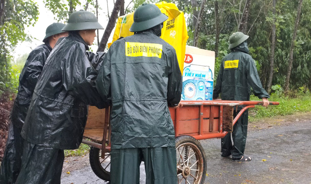 Đồn Biên phòng Ngọc Lâm giúp người dân di dời tài sản tránh ngập