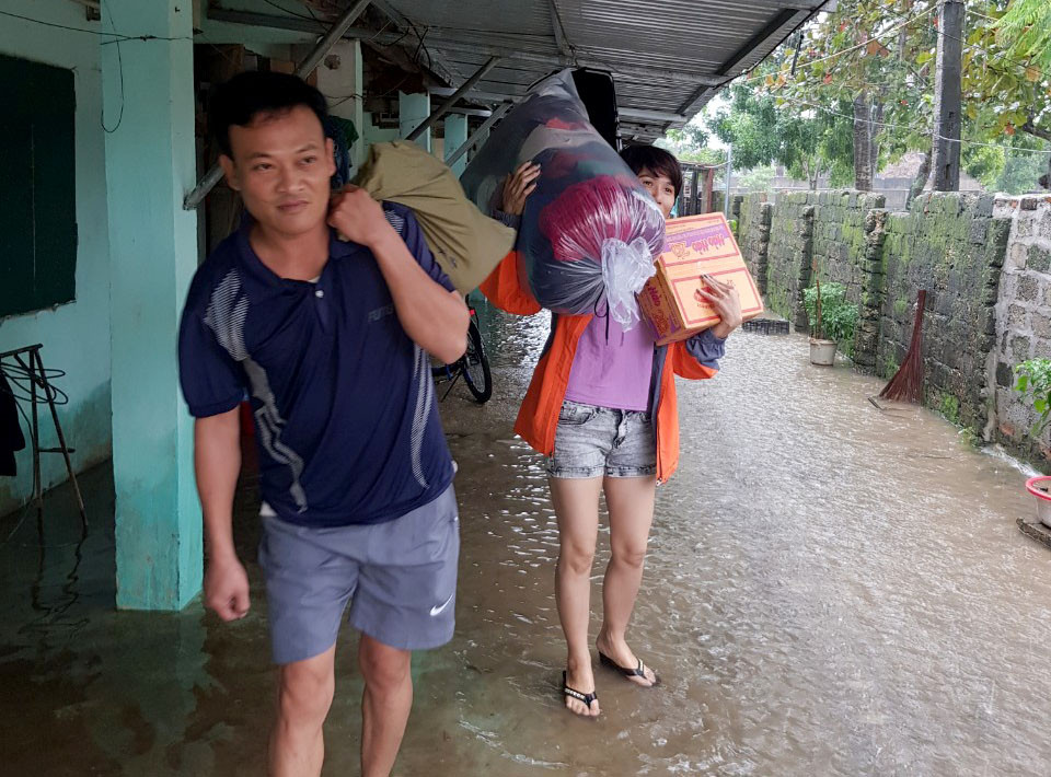 Giáo viên Trường THCS Đặng Thai Mai (Thanh Chương) di dời sang nơi tránh lụt vì khu nhà ký túc xá của trường đã bị ngập. Ảnh: PV