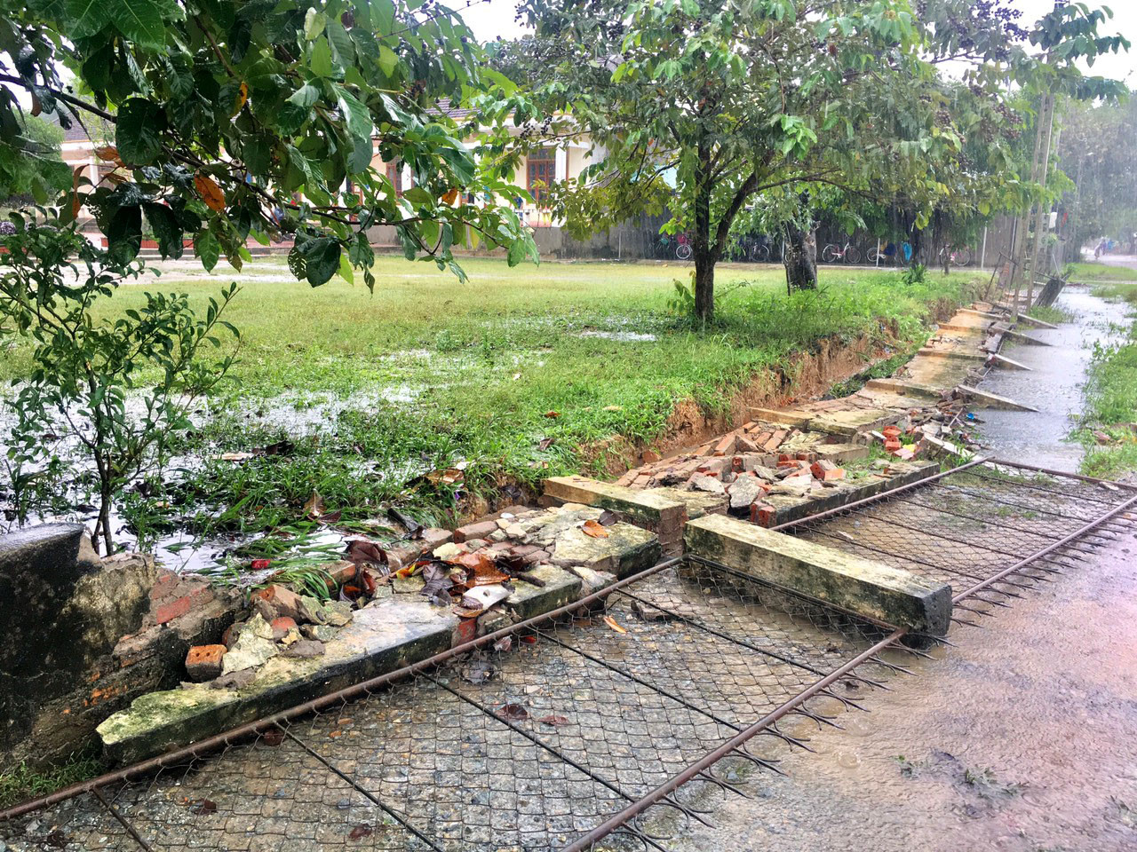 Nhiều trường học trên địa bàn huyện Thanh Chương bị đổ tường rào. Ảnh: PV