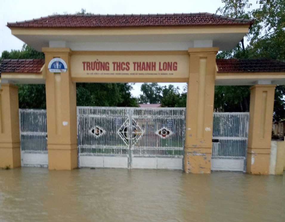 Trường THCS Thanh Long hiện đang bị ngập lụt. Ảnh: PV.