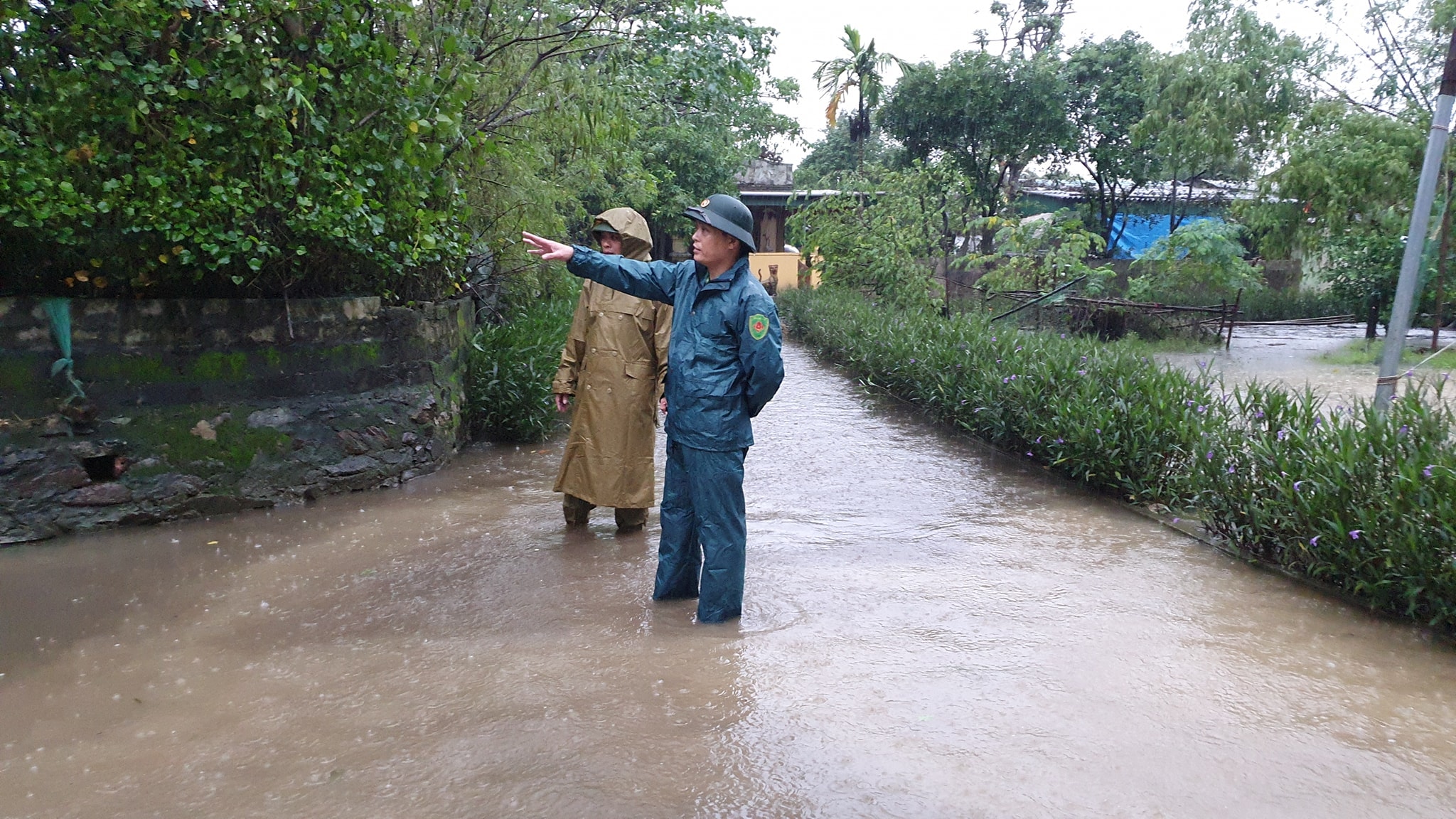 Đồng chí Chỉ huy trưởng Quân sự thành phố Vinh khảo sát, nhắc nhở bà con xóm Thuận Hòa, xã Hưng Hòa ở ngoài đê Sông Lam chuẩn bị di dời khi có tình huống xấu. Ảnh:. P.V