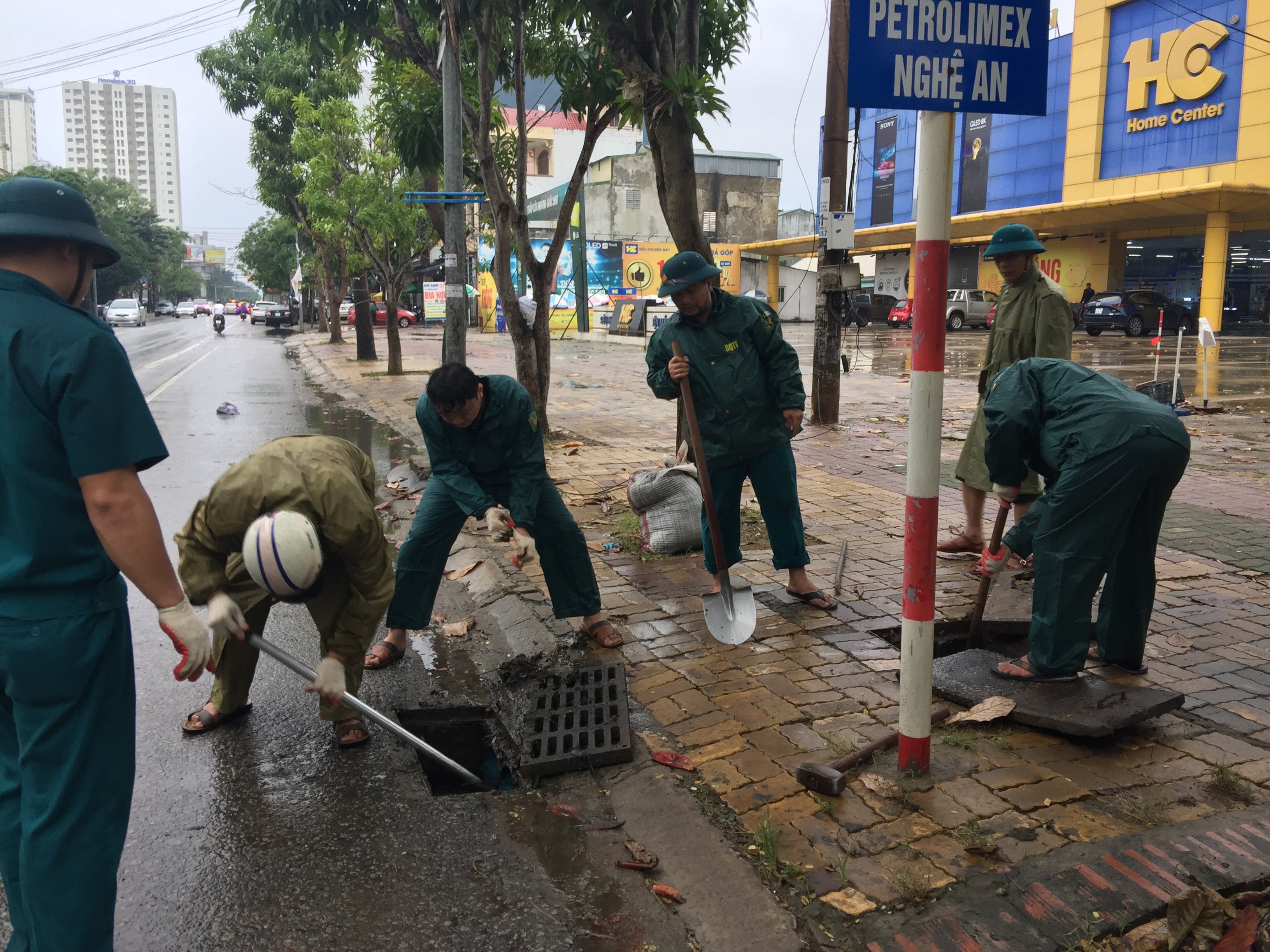 Phường Hưng Bình cậy nắp hố ga, giếng thu trên đường Lê Hồng Phong. Ảnh: Nguyễn Hải