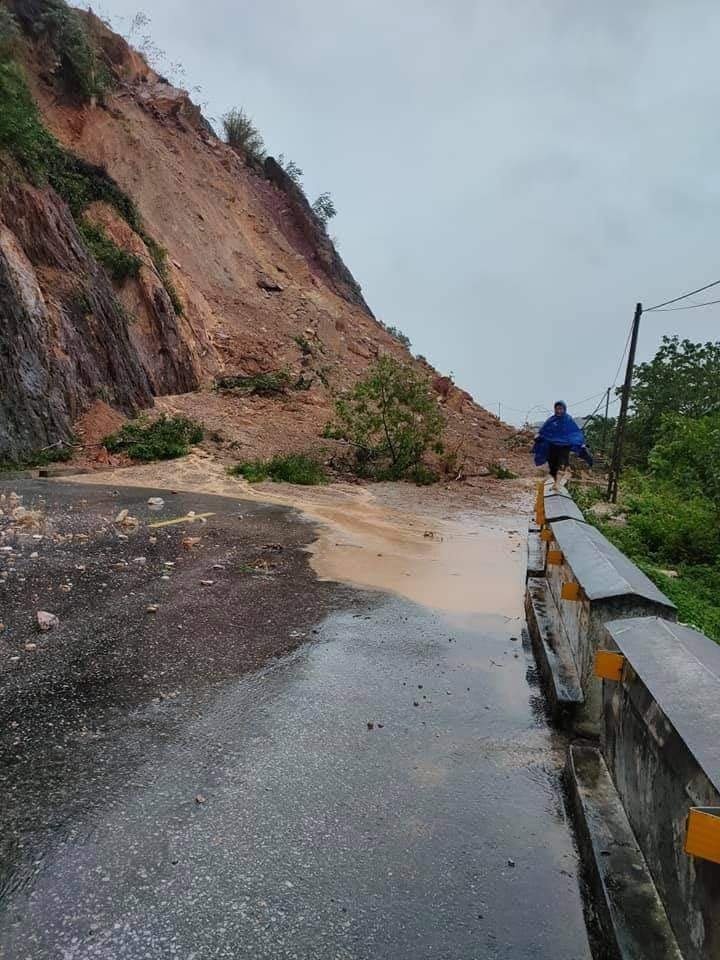 Đặc biệt, Quốc lộ 46 đoạn qua Rú Nguộc đang bị sạt lở nghiêm trọng. Hàng trăm khối đất đá sạt xuống lòng đường khiến khu vưc này không thể qua lại. Ảnh: Văn Lý.