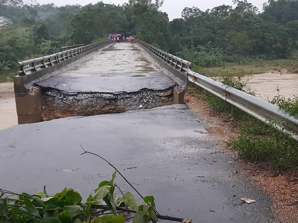 Đặc biệt, mưa lũ khiến nhiều cây cầu huyết mạch ở Thanh Chương bị hư hỏng nặng. Trong ảnh, cây cầu tại xã Thanh Sơn, huyện Thanh Chương bị nước xói đầu mố. Lực lượng chức năng phải cắt cử người cấm phương tiện lại gần.