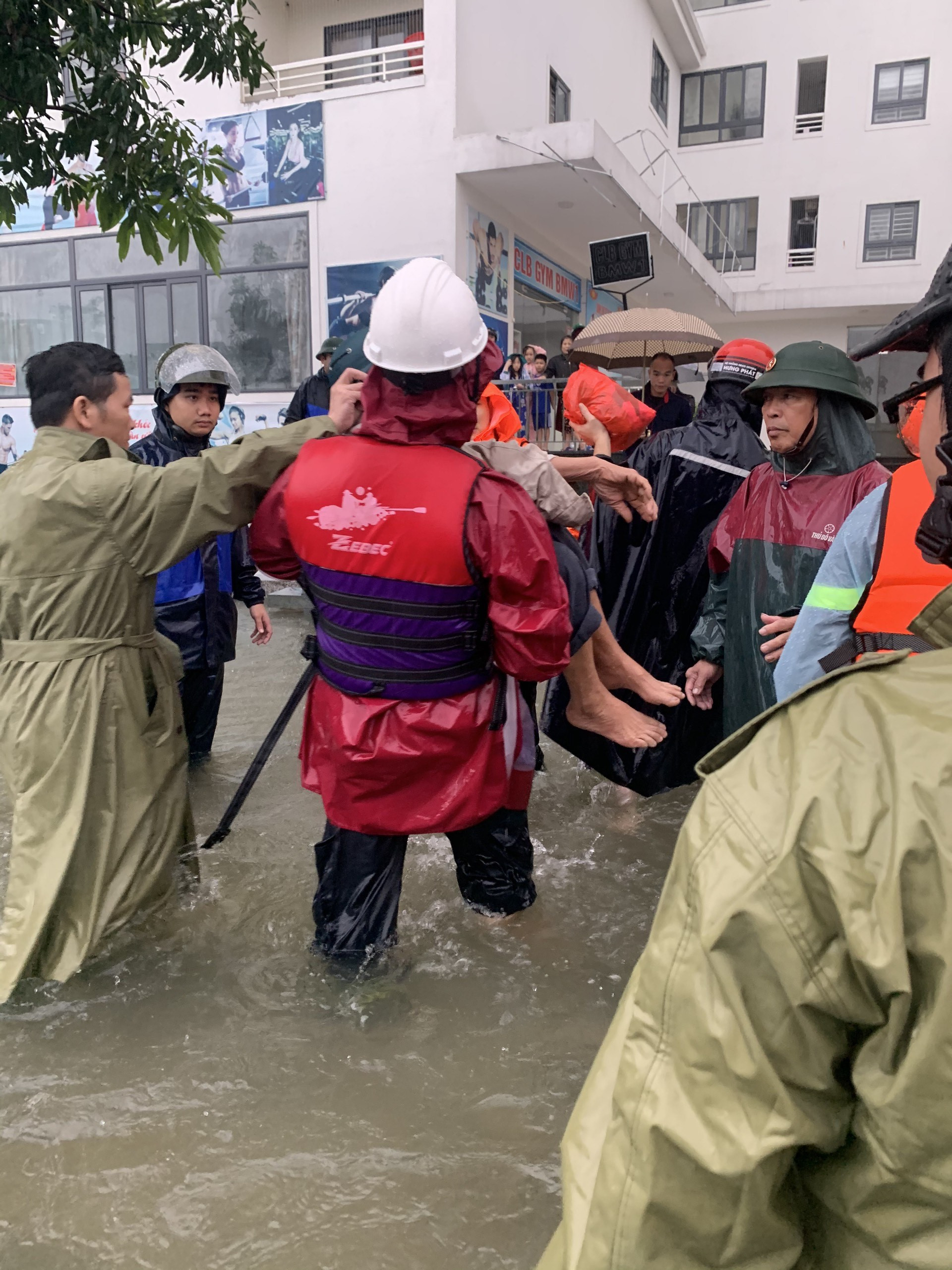 Lực lương công an kịp thời ứng cứu nhân dân. Ảnh: Quỳnh Trang