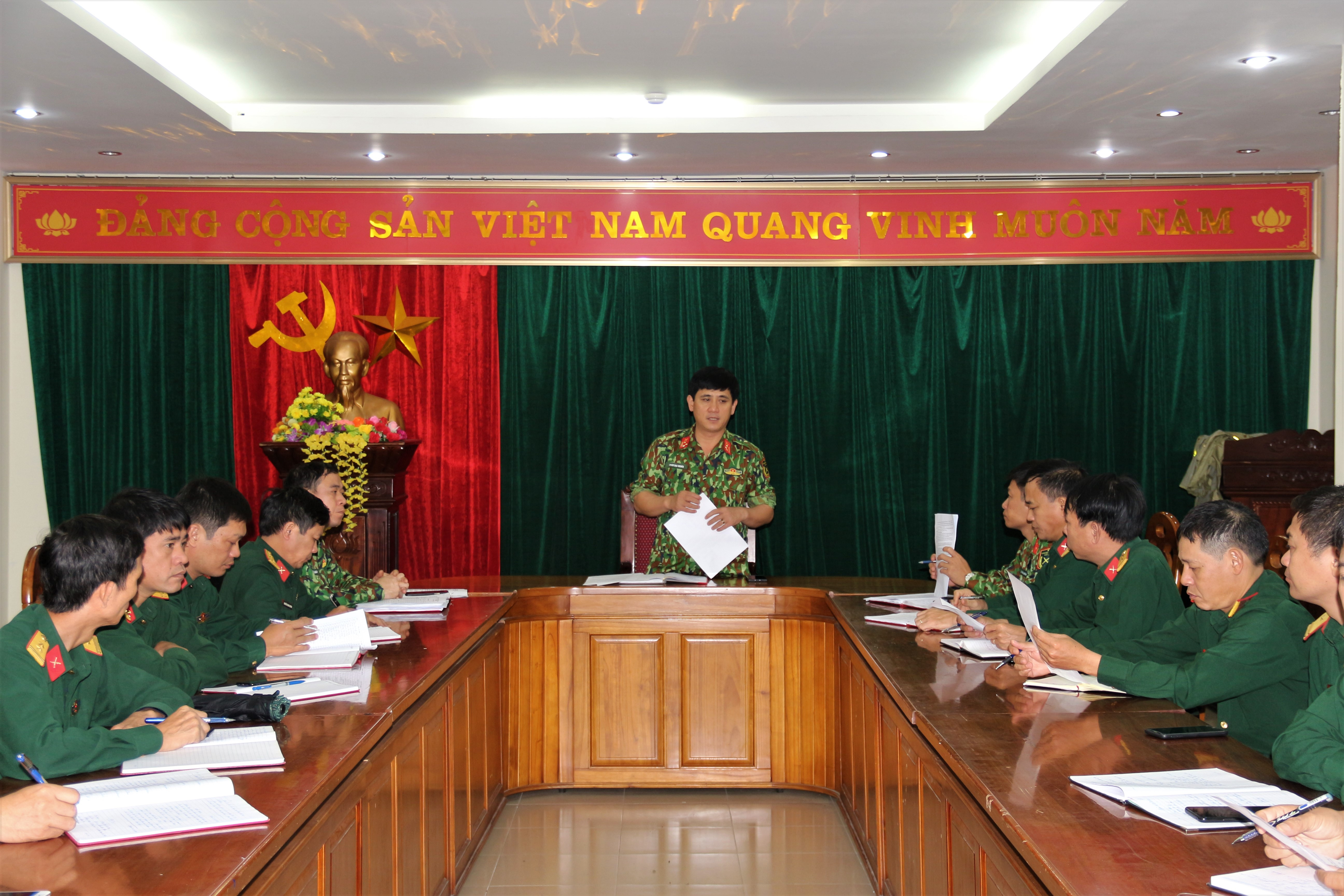 Thượng tá Phan Đại Nghĩa – Phó Chỉ huy trưởng, Tham mưu trưởng Bộ CHQS tỉnh giao nhiệm vụ cho lực lượng tham gia cứu hộ, cứu nạn.  Ảnh: Hoàng Anhh