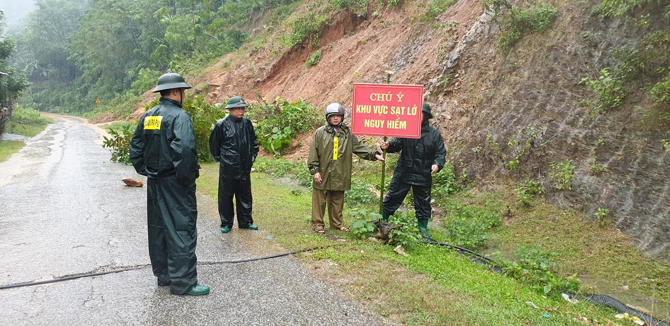 Tuyến đường vào các bản vùng trong của xã Tam Quang được cắm biển ở những nơi có nguy cơ  sạt lở cao để cảnh báo cho người dân. Ảnh: Đ.T