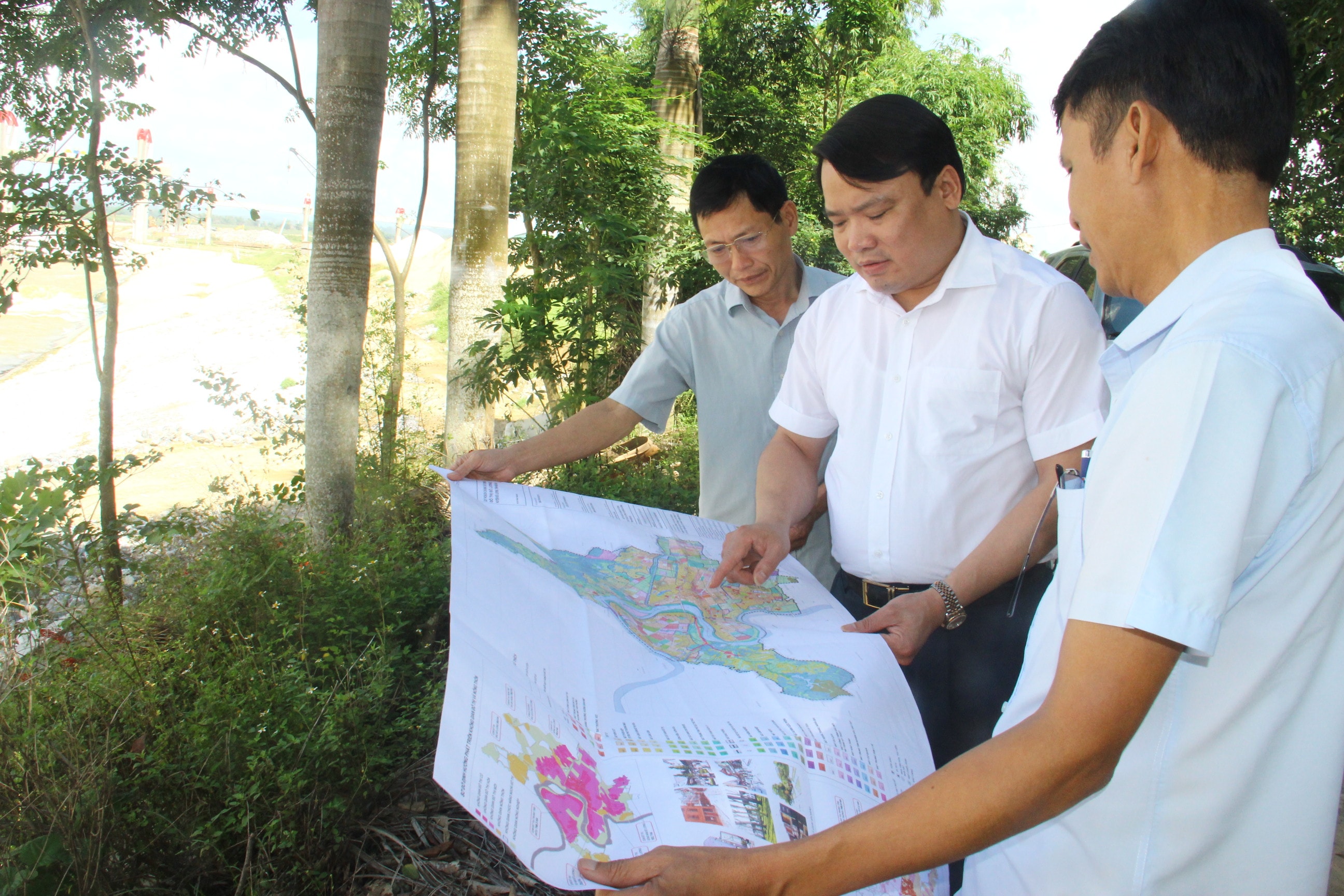 Lãnh đạo huyện Đô Lương kiểm tra việc quy hoạch mở rộng thị trấn huyện lỵ Ảnh: Hoàng Vĩnh