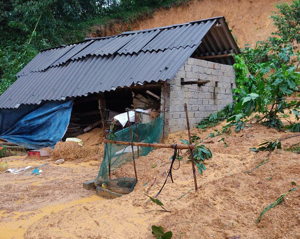 Huyện anh Sơn đã chỉ đạo các địa phương di dời người đến nơi ở an toàn trước khi sạt lở đất