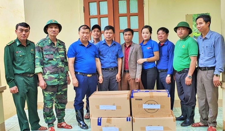 Ban cứu trợ tặng quà cho xã 
