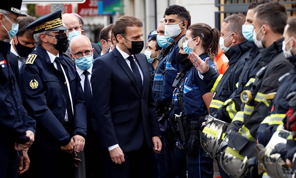 Tổng thống Pháp Emmanuel Macron nói chuyện với các nhân viên khẩn cấp tại hiện trường vụ tấn công Nhà thờ Đức Bà ở Nice ngày 29/10: Ảnh AFP