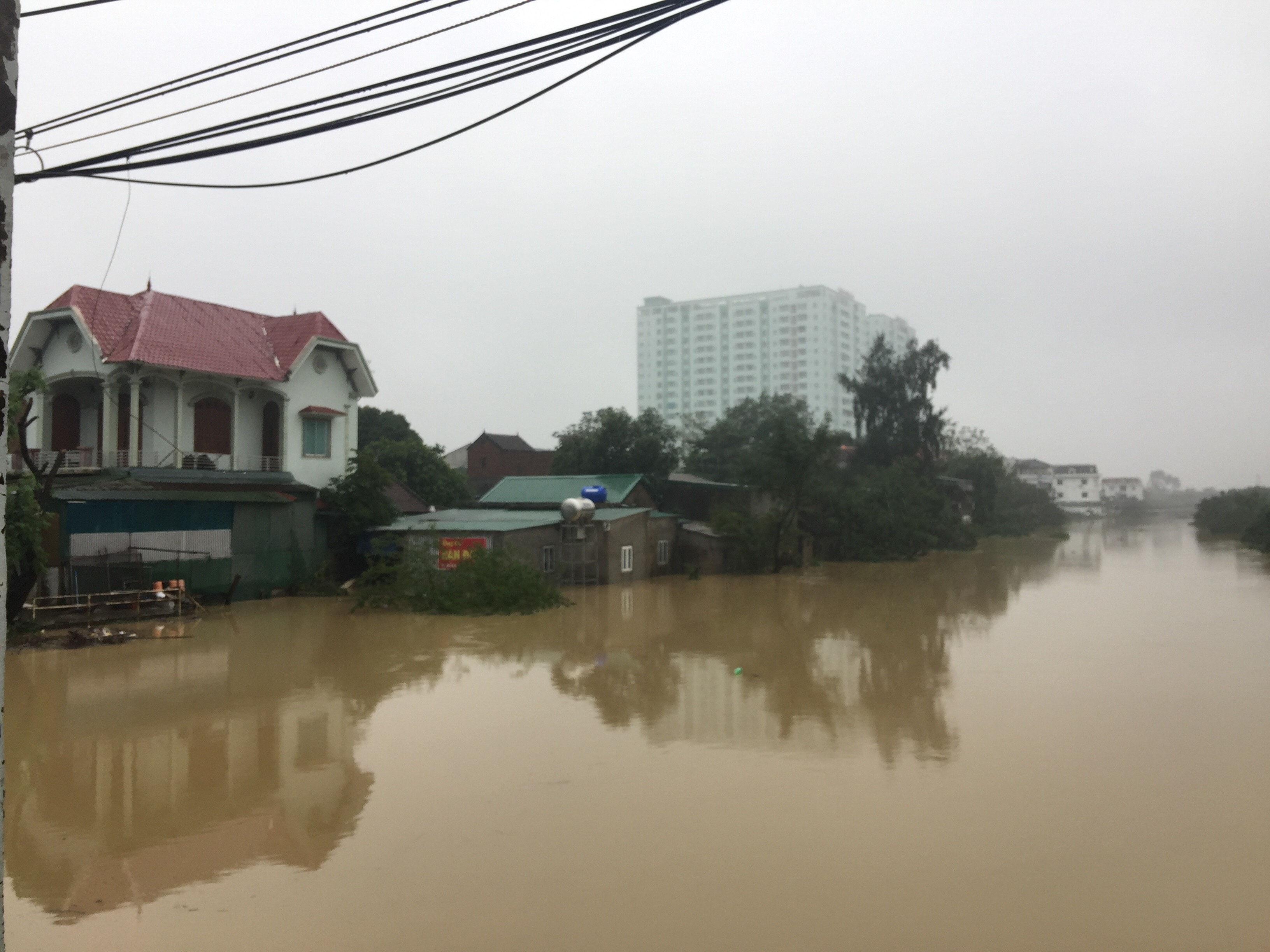 Nước khu vực cầu Cửa Tiền 1, mặc dù đã rút so khoảng 30 cm với thời điểm sáng 31/10 nhưng vẫn còn khá cao. Ảnh: Nguyễn Hải 