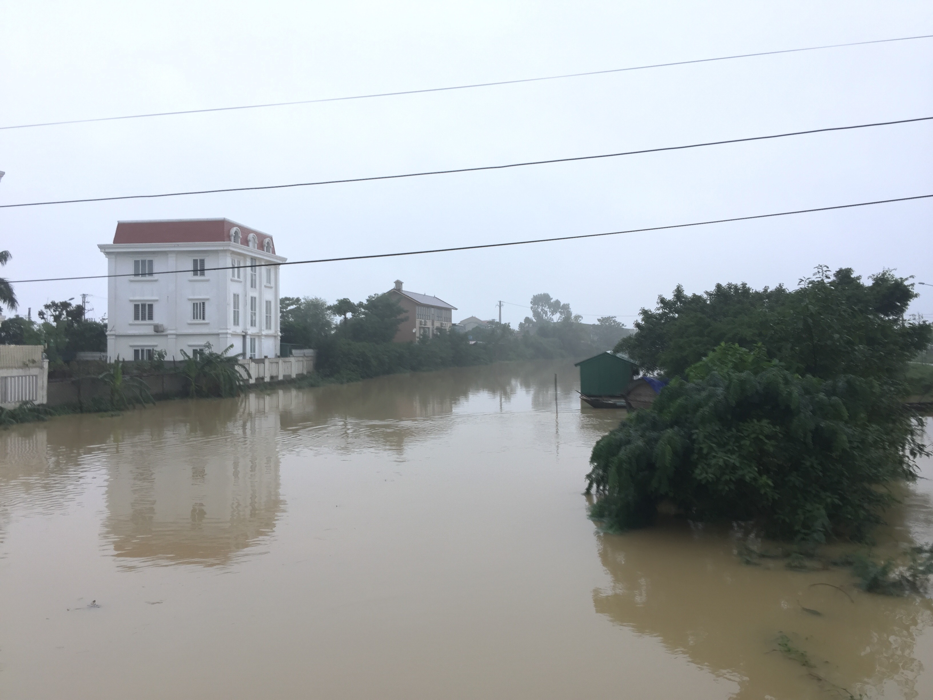 Phía Đông Cầu Cửa Tiền 2 lúc 11 giờ trưa 31/10 nước vẫn dâng cao đe dọa người dân sống phía ngoài đê sông Vinh. Ảnh: Nguyễn Hải