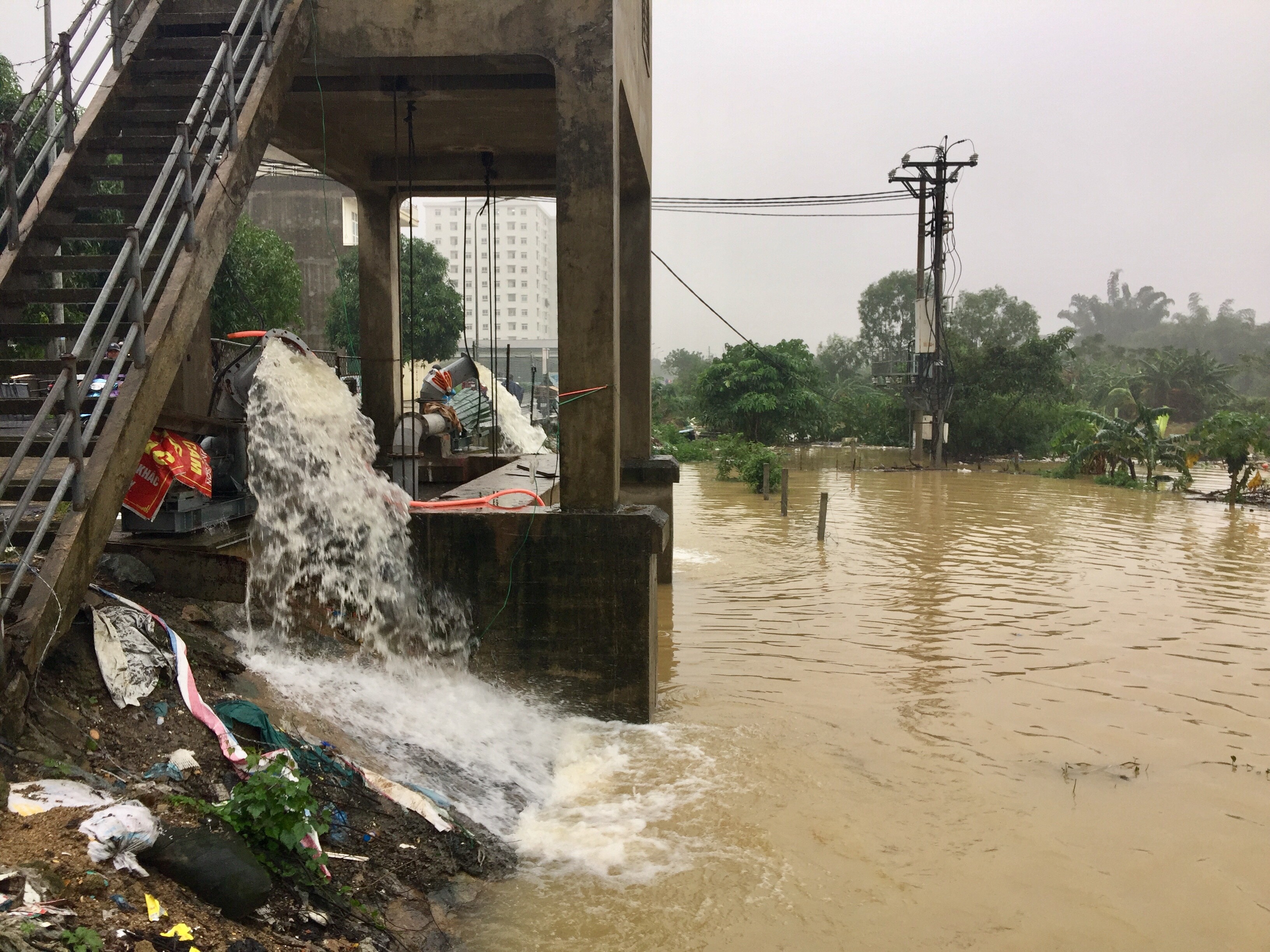 Mây bơm khu vực phía sau chợ Vinh đã hoạt động liên tục từ ngày 30/10 và hết công suất nhưng do nước phía ngoài quá cao nên khó giảm ngập phía trong đình chợ. Ảnh: Nguyễn Hải