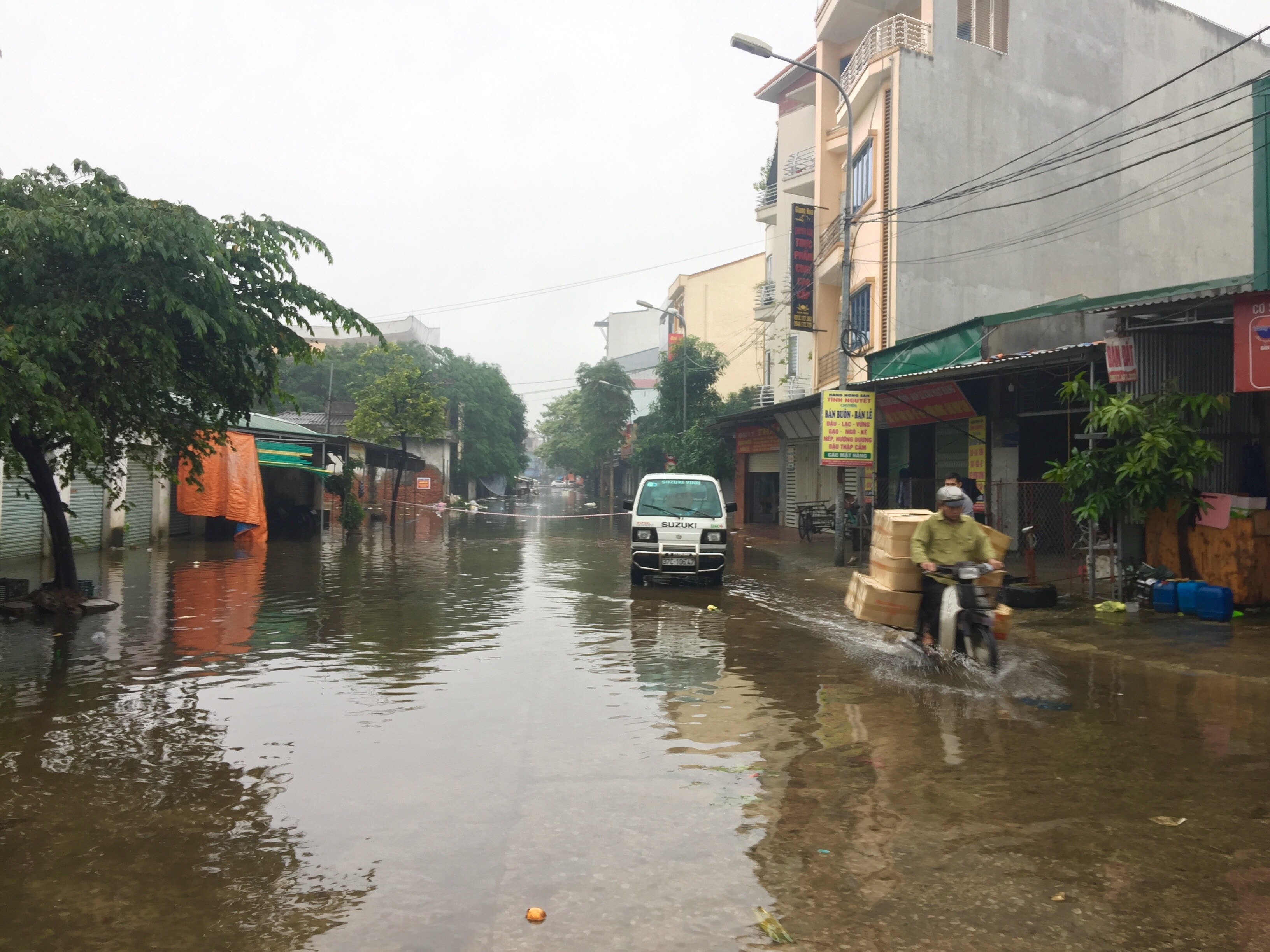 Một người dân có ky ốt cạnh cổng phụ tranh thu vận chuyển hàng ra phía ngoài để bán.Ảnh: Nguyễn Hải