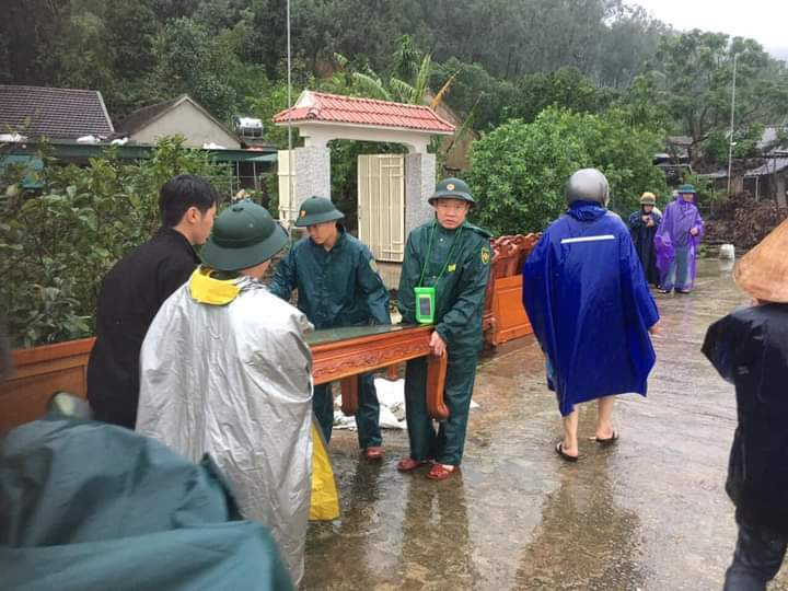 Bộ đội Ban CHQS huyện Hưng Nguyên giúp bà con xã Châu Nhân di dời tài sản ra khỏi khu vực ngập lụt.