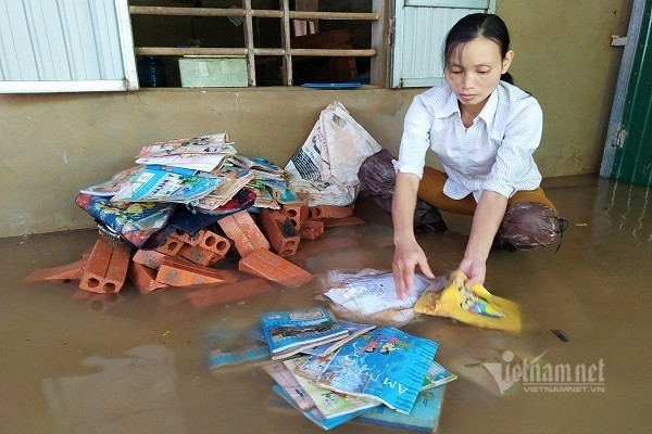 Sách vở, tài liệu bị nước lũ nhấn chìm tại Hà Tĩnh