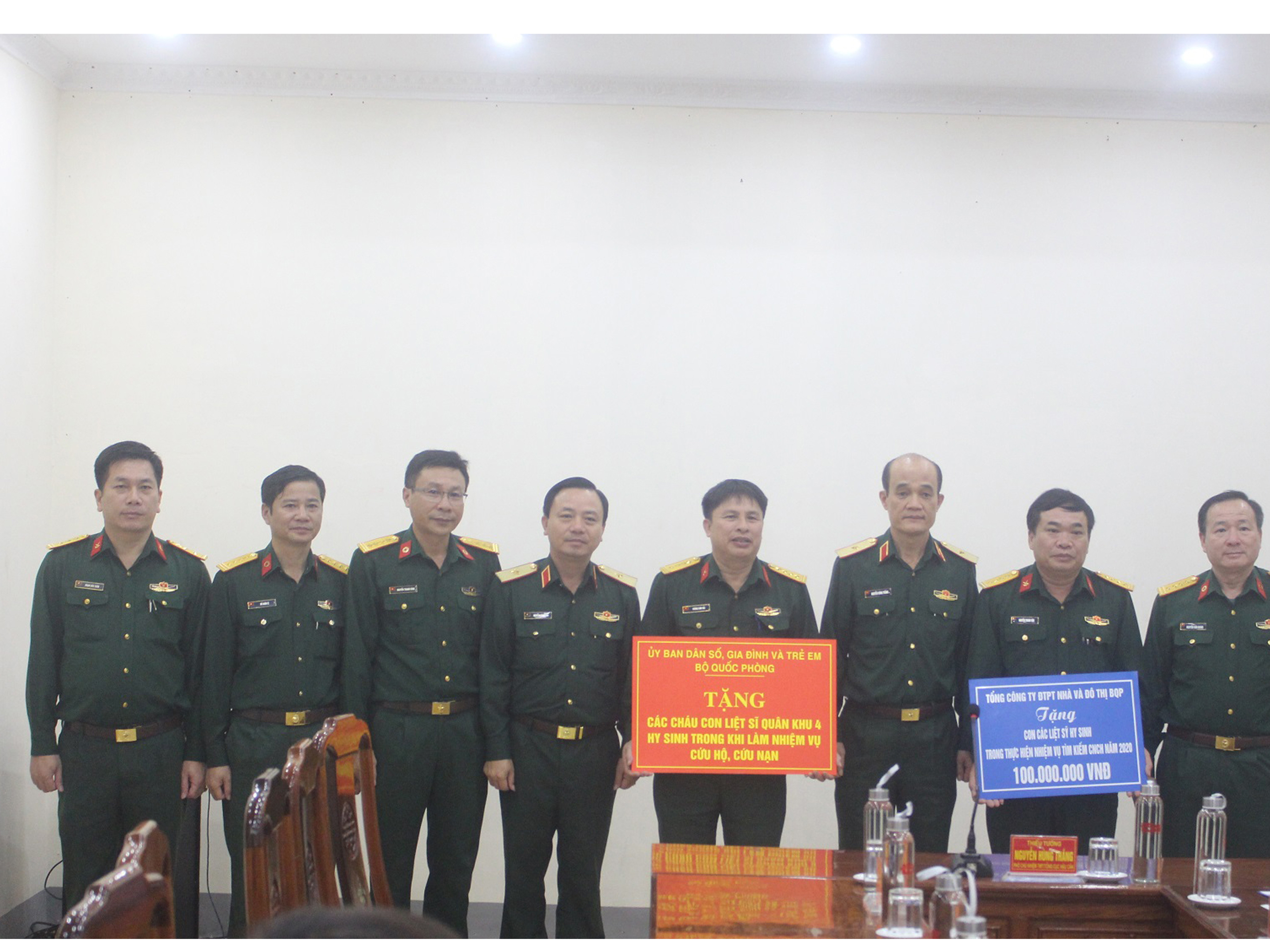Thiếu tướng Nguyễn Hùng Thắng trao tiền của các tổ chức hỗ trợ 41 cháu dưới 16 tuổi là con của các liệt sĩ. 
