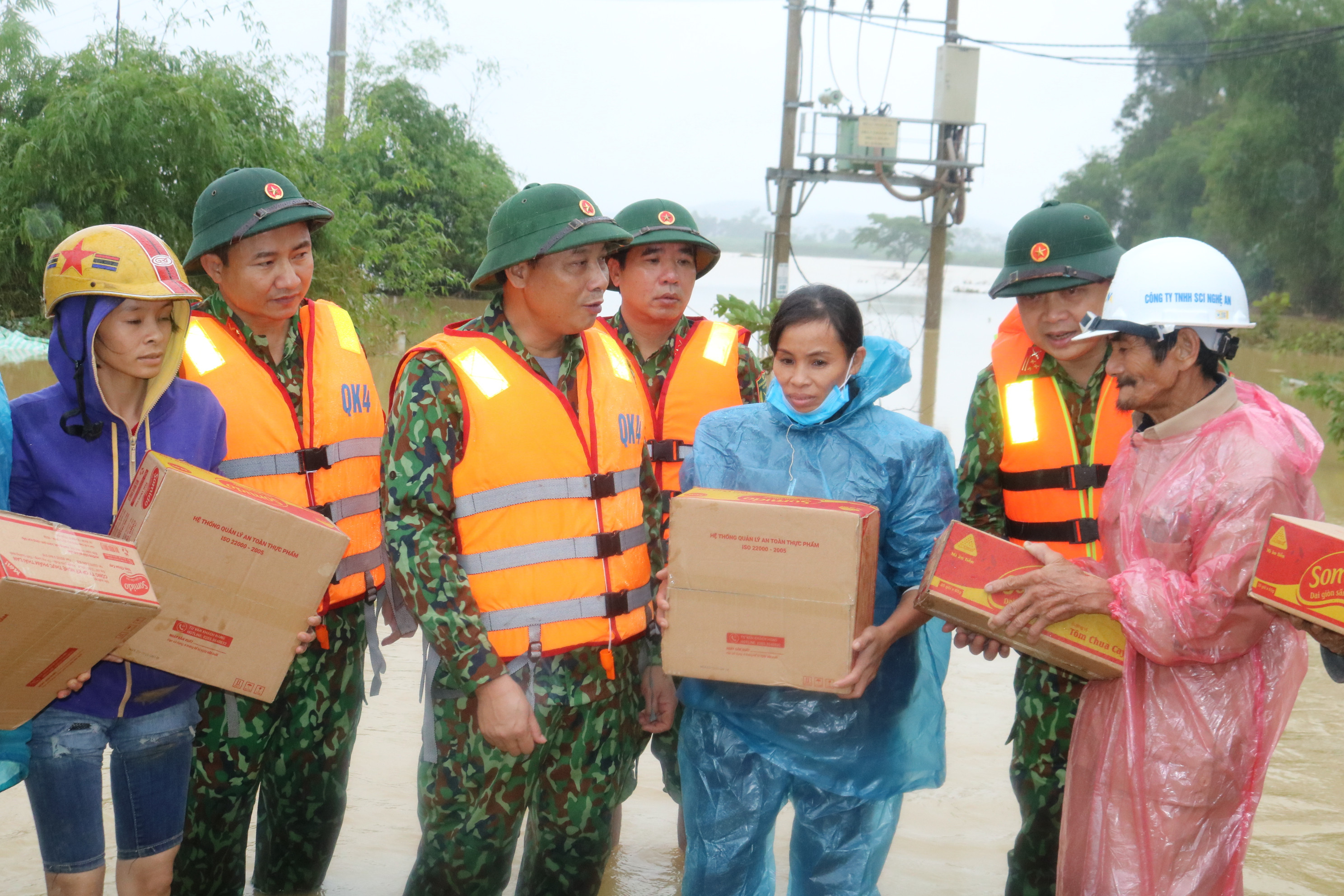 Trung tướng Trần Võ Dũng, Chính ủy Quân khu trao mì tôm và gạo cho nhân dân huyện Thanh Chương bị ngập lụt.