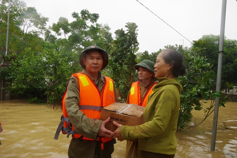 Đại tá Dương Minh Hiền, Phó chỉ huy trưởng Bộ CHQS tỉnh trao hàng cứu trợ cho bà con nhân dân xã Châu Nhân, huyện Hưng Nguyên