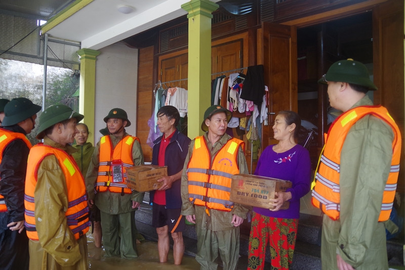 Lãnh đạo Bộ CHQS tỉnh thăm hỏi, động viên và trao hàng cứu trợ cho bà con nhân dân xã Châu Nhân