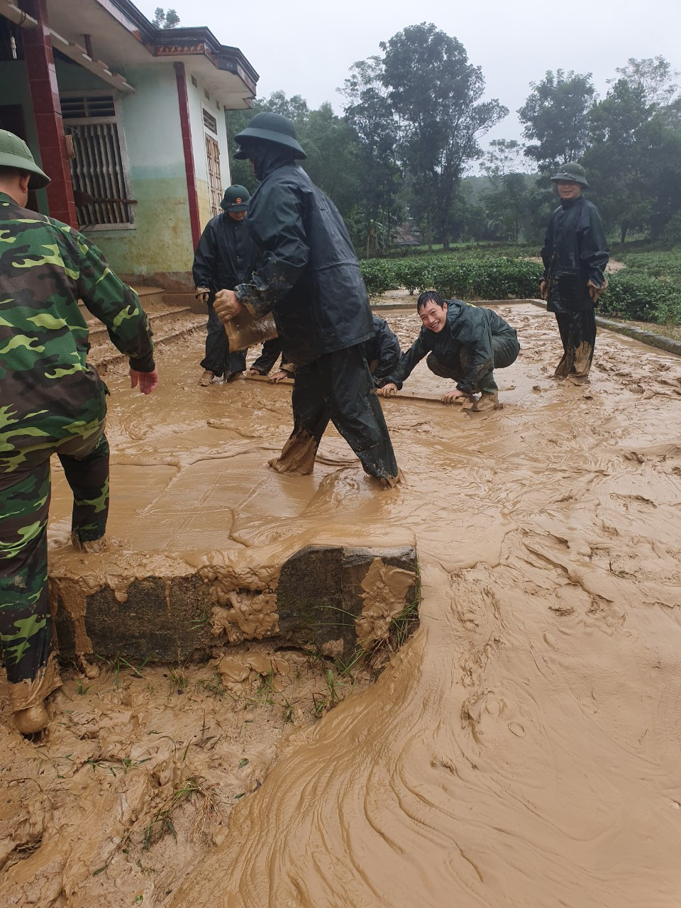 Cán bộ chiến sỹ đồn biên phòng 559 đang giúp dân đôn đẹp nhà cửa sau khi nước rút trên địa bàn XÓM 6 xã Thanh Hương thanh chương