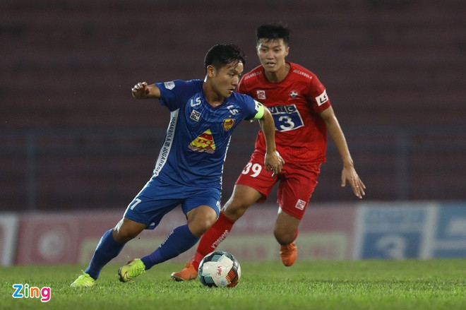 Đội trưởng Đinh Thanh Trung thi đấu nỗ lực và ghi được 1 bàn trong chiến thắng 4-2 của CLB Quảng Nam trước Hải Phòng. Ảnh: Minh Chiến.