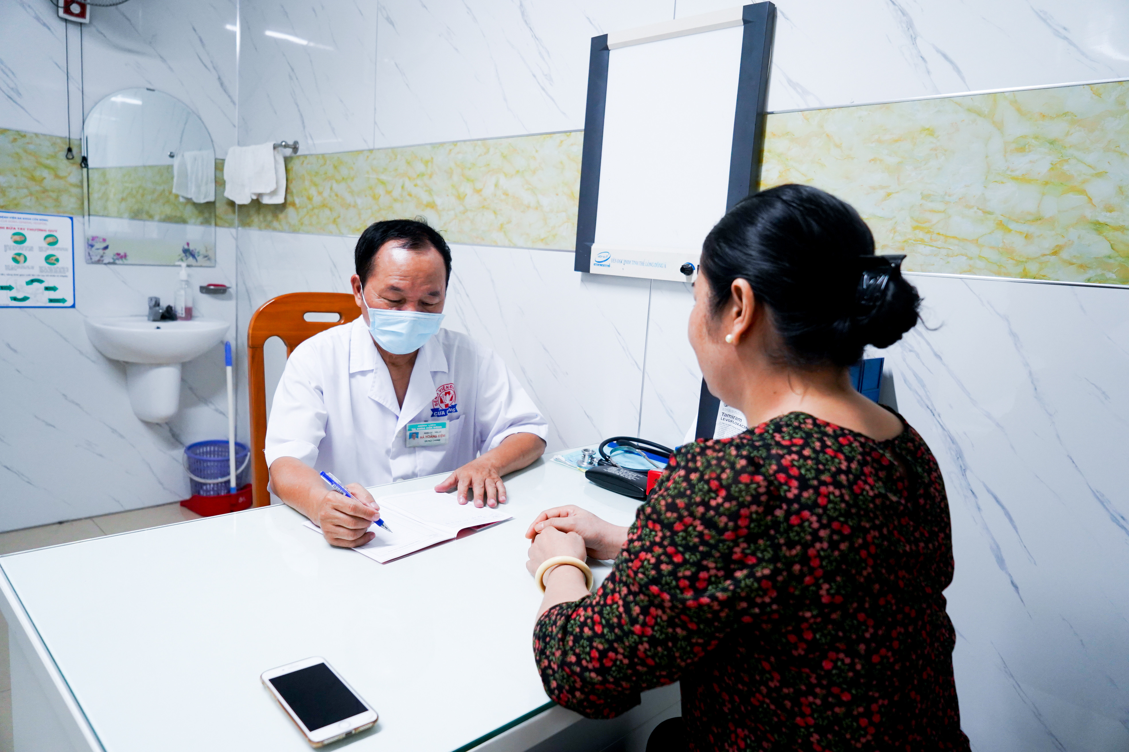 PGS. Tiến sĩ Hà Hoàng Kiệm hiện đang khám và điều trị trực tiếp tại phòng khám Giáo sư, Bệnh viện Đa khoa Cửa Đông. Ảnh: Phương Anh