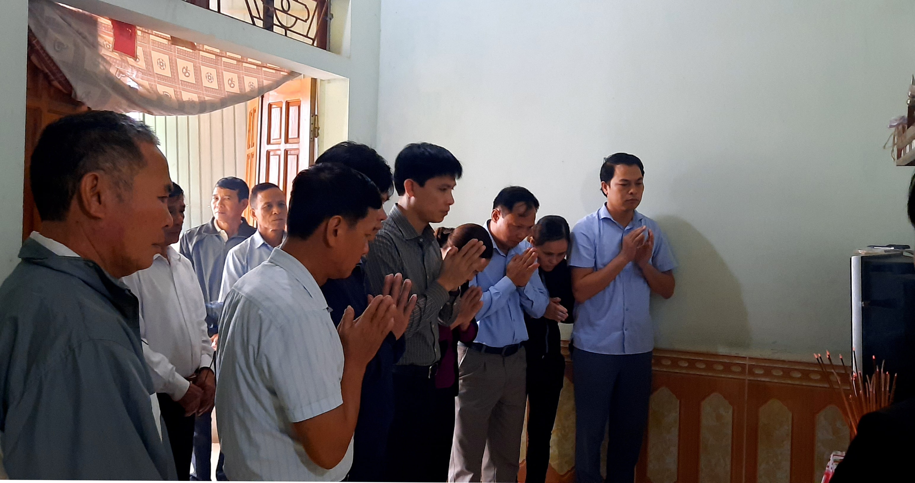 Lãnh đạo huyện Anh Sơn thăm viếng cháu T. Ảnh: Cảnh Dương