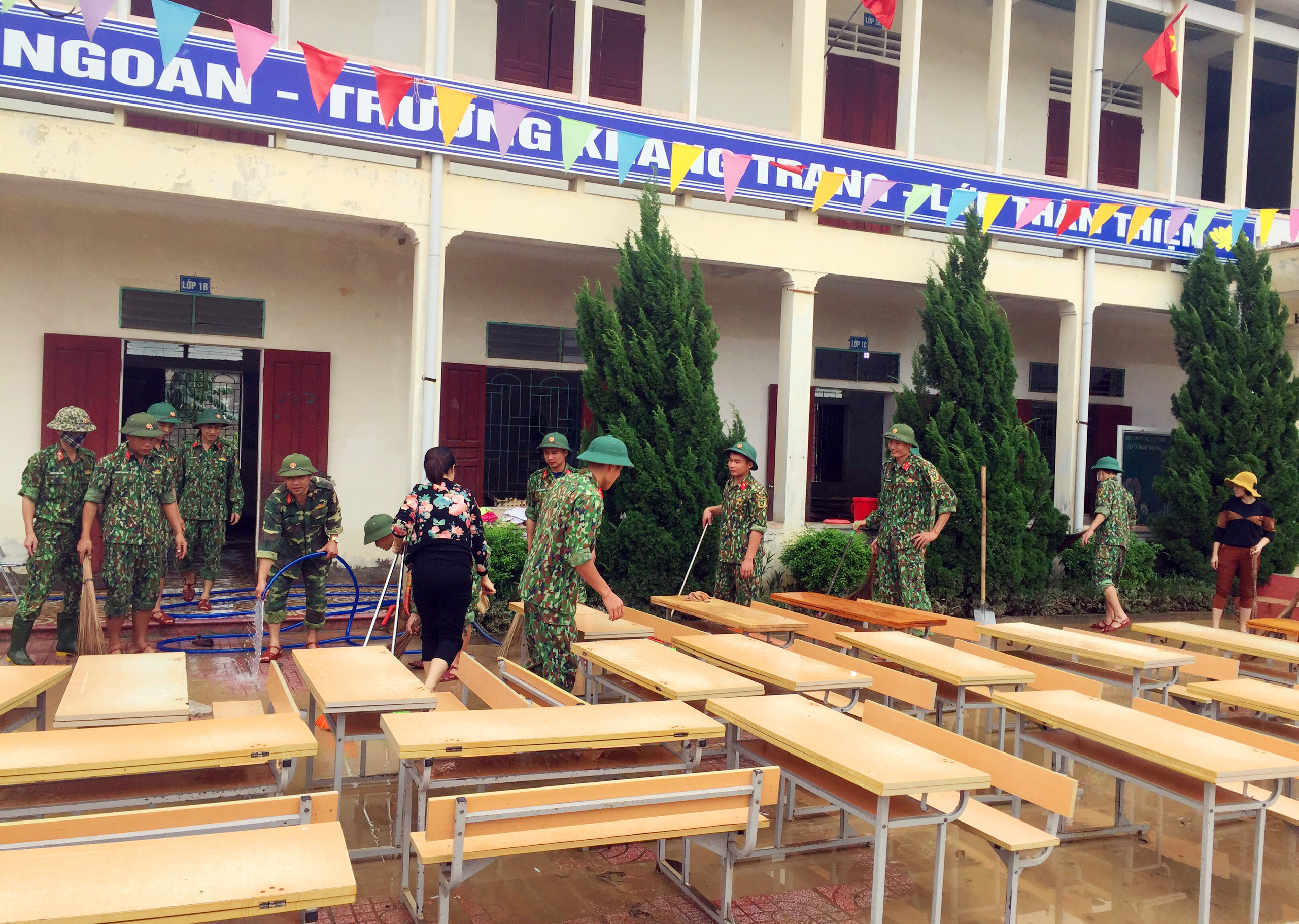 rường Tiểu học Nghi Phương là ngôi trường bị thiệt hại nhiều nhất nhưng nhờ sự hỗ trợ của các đơn vị nên đến nay công tác chuẩn bị cho học sinh đến trường ngày mai đã hoàn thành. Ảnh - MH