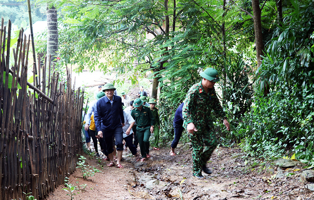 Lãnh đạo tỉnh và lực lượng quân đội, công an kiểm tra sạt lở đất tại Con Cuông. Ảnh: Phú Hương