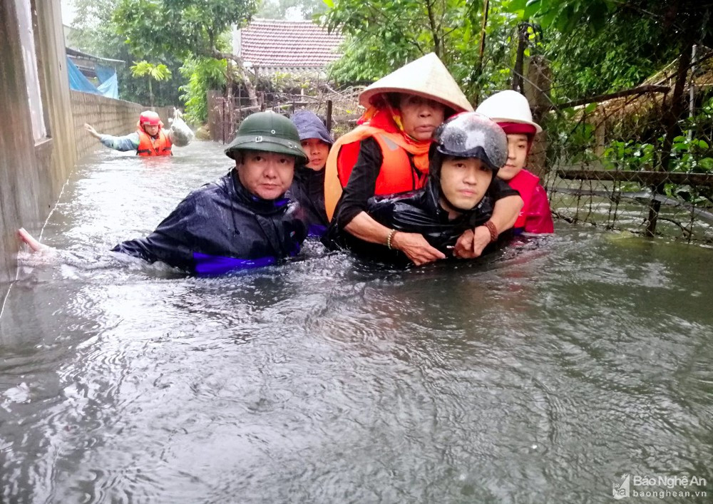 Lưc lượng quân đội phối hợp giúp dân sơ tán khỏi vùng ngập lụt tại TP Vinh. Ảnh: tư liệu Quang An