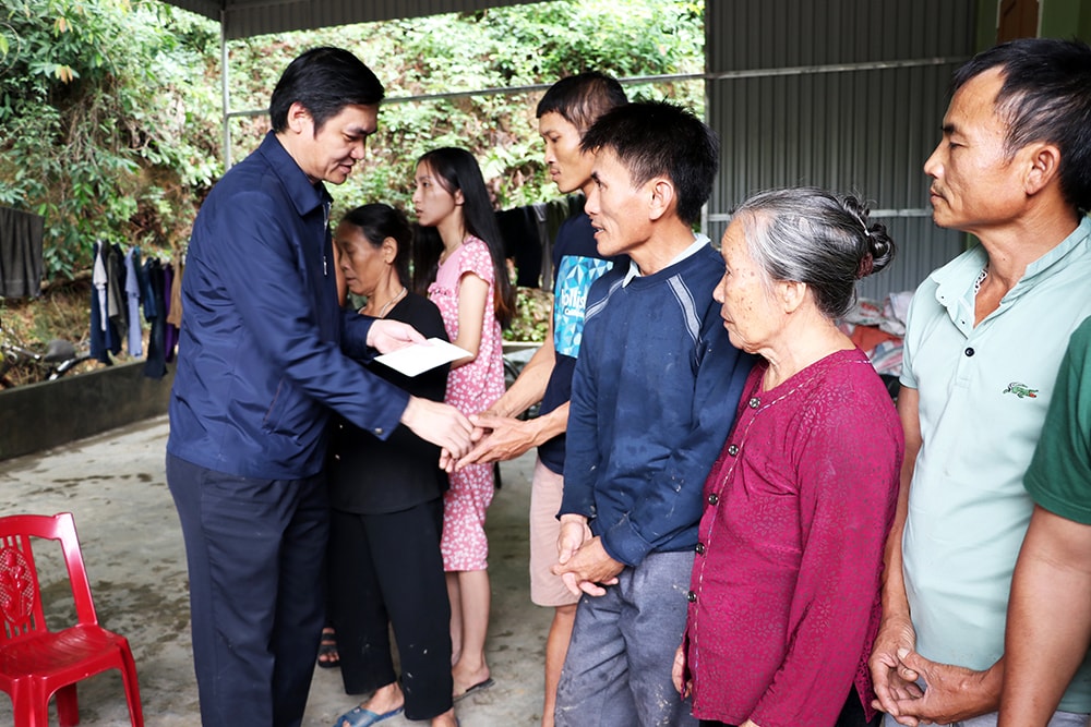 Lãnh đạo tỉnh trao quà hỗ trợ 13 hộ dân phải sơ tán do sạt lở núi tại xã Quang Sơn- Đô Lương. Ảnh: Phú Hương