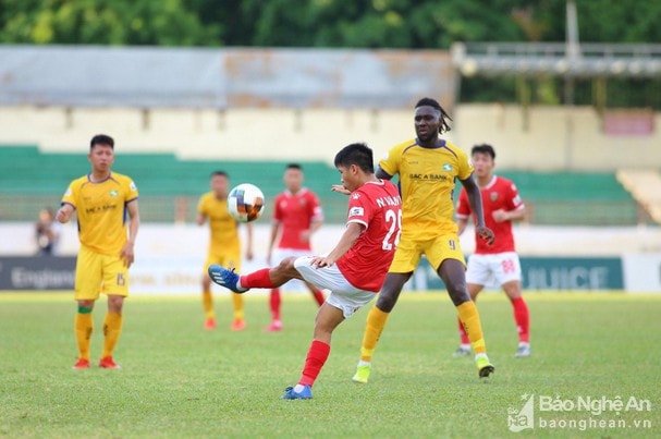 Ngoại binh Alagie Sosseh (số 9) chỉ trụ lại SLNA được nửa năm. Ảnh tư liệu Xuân Thủy  