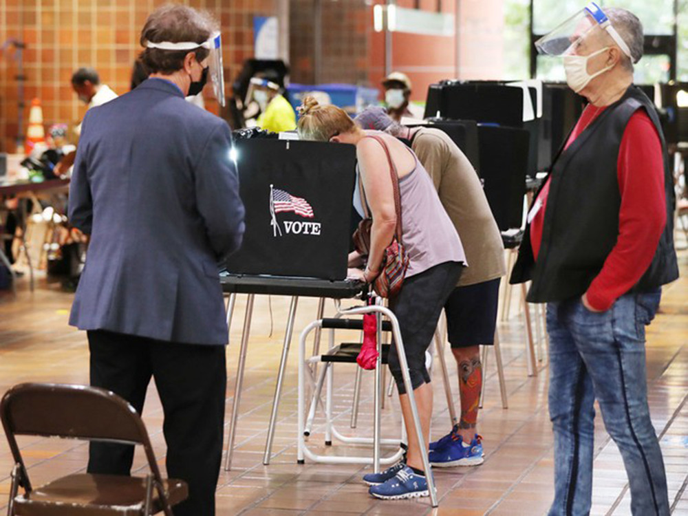 Cử tri Mỹ bỏ phiếu sớm ở thành phố Miami thuộc bang Florida. Ảnh: AFP