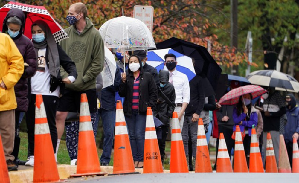 Cử tri xếp hàng bỏ phiếu sớm tại thành phố Annandale, bang Virginia ngày 29/10. Ảnh: AFP