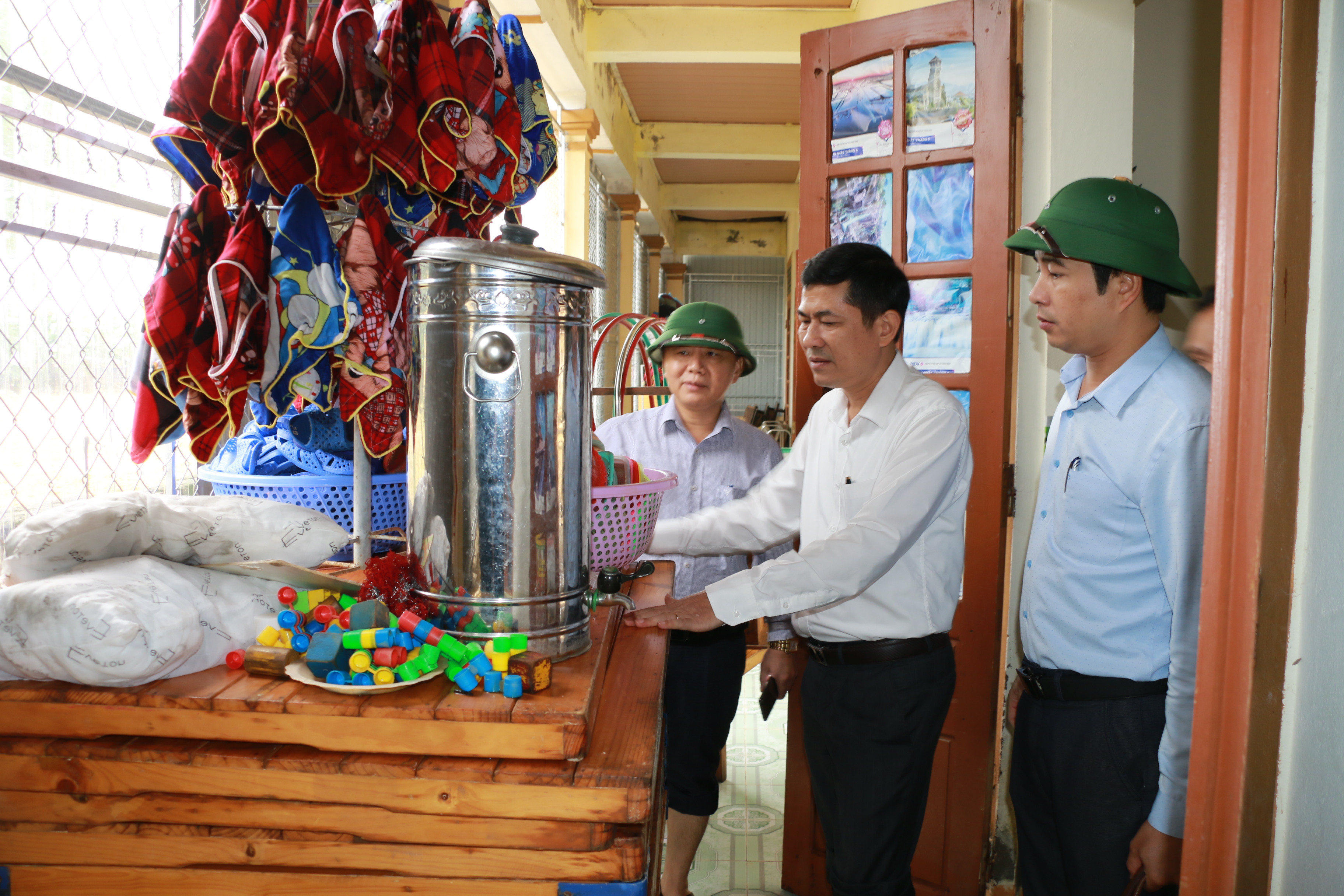 Giám đốc Sở Giáo dục và Đào tạo kiểm tra việc khắc phục bão lũ ở Trùong mầm non Thanh Hà (Thanh Chương). Ảnh: MH