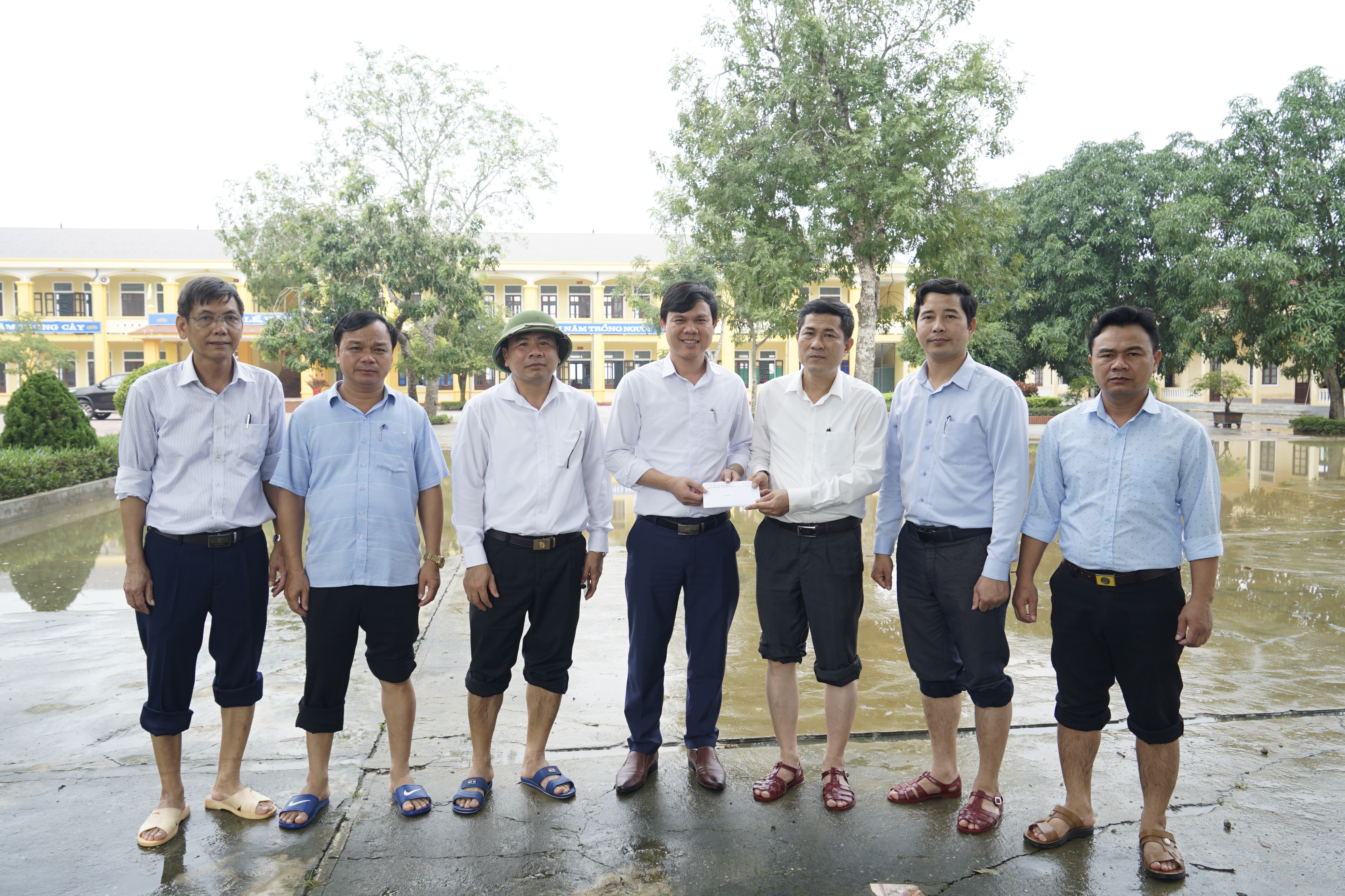 Lãnh đạo Sở Giáo dục và Đào tạo cùng chính quyền huyện Yên Thành trao quà hỗ trợ cho Trường THCS Hoàng Tá Thốn. Ảnh: MH