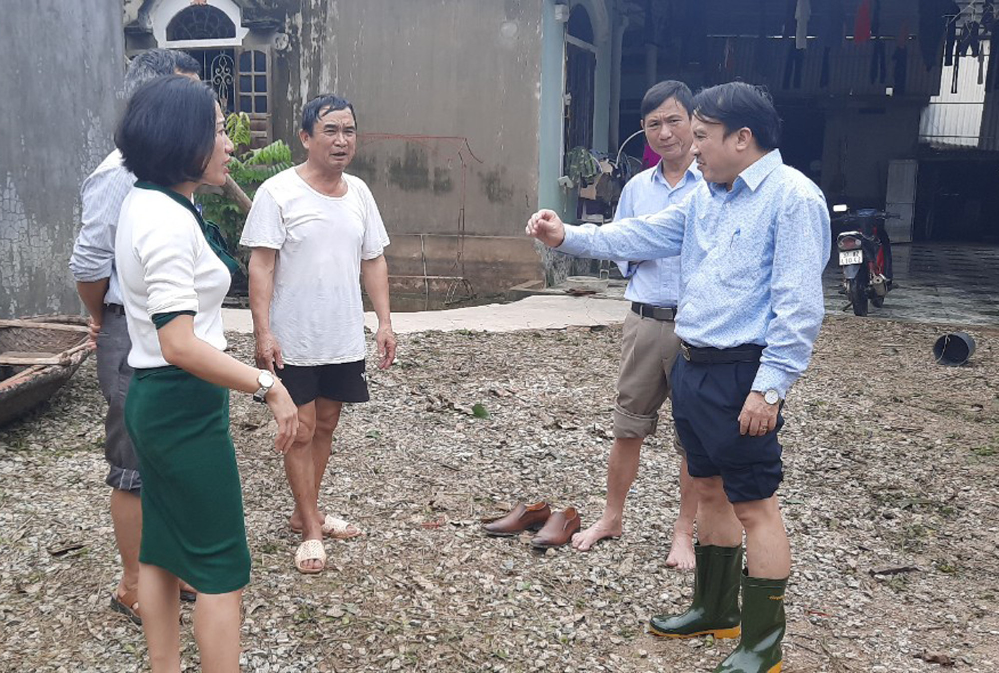 Đoàn công tác Sở Y tế khảo sát tình hình mưa ngập, môi trường ở xã Quang Sơn, huyện Đô Lương. Ảnh: Thành Chung