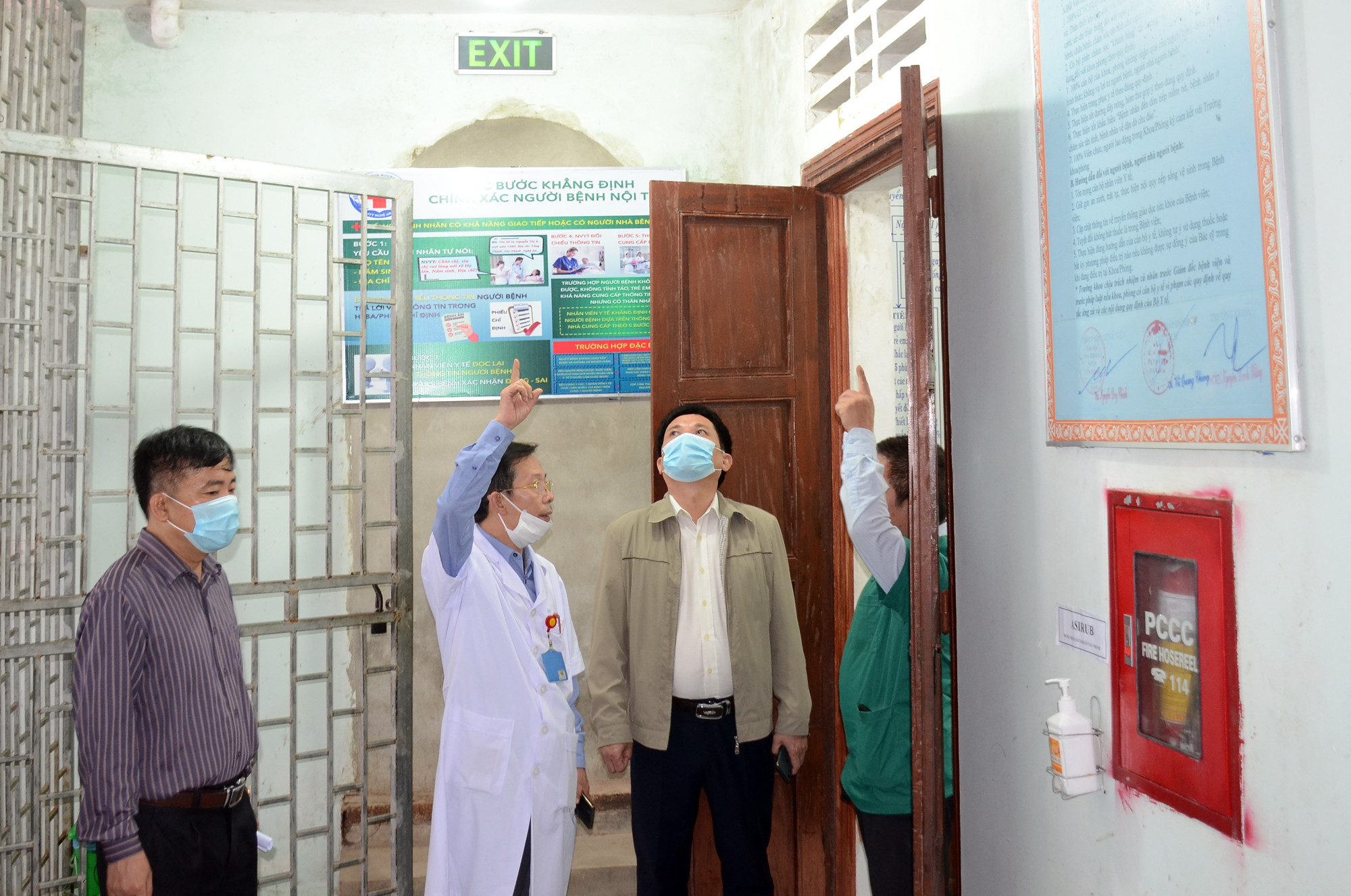 Cơ sở vật chất cũ kỹ, xuống cấp, phòng mổ của Bệnh viện Đa khoa huyện Yên Thành bị thấm dột trong đợt mưa lũ vừa qua. Ảnh: Thành Chung