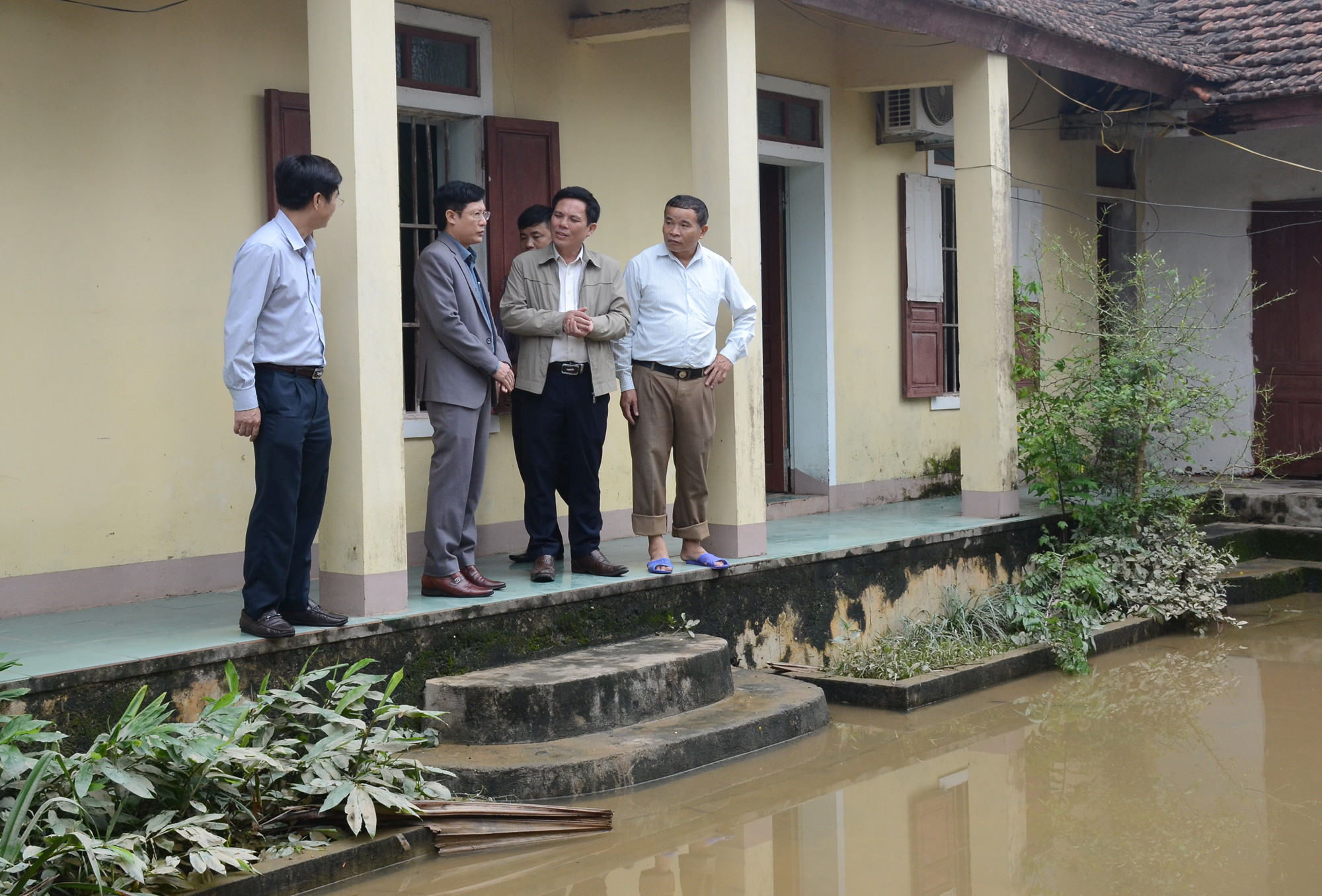 Khảo sát thiệt hại, vệ sinh môi trường sau mưa lũ ở huyện Yên Thành. Ảnh: Thành Chung