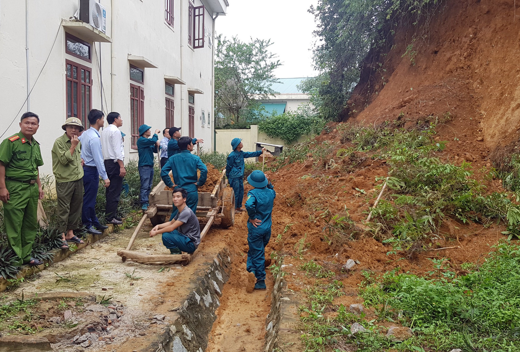 Quả đồi phía sau sạt lở đe dọa Trạm y tế xã Thanh An, huyện Thanh Chương. Ảnh: Thành Chung
