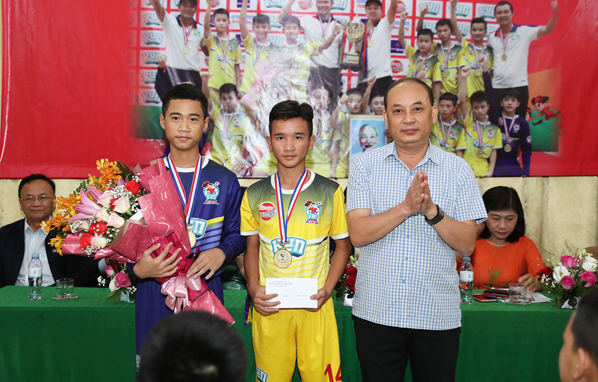 Động viên và khích lệ đội U11 SLNA, Đảng ủy Khối doanh nghiệp tỉnh Nghệ An cũng tặng thưởng cho các nhà vô địch trẻ. Ảnh: Đức Anh