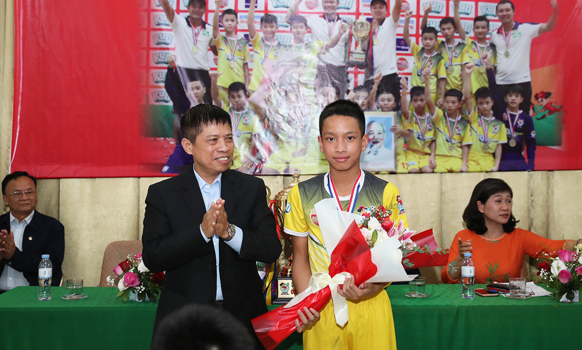Không chỉ đoạt chức vô địch, đội trưởng Bùi Ngô Bảo Nam cũng nhận danh hiệu Cầu thủ xuất sắc nhất, cùng nằm trong đội hình tiêu biểu với Đức Trầm và Phúc Quyết. Ảnh: Đức Anh