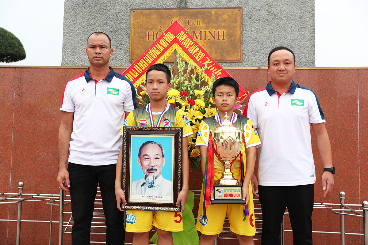 Thầy trò HLV Phạm Đức Anh dâng hoa, dâng hương và báo công trước anh linh Chủ tịch Hồ Chí Minh vĩ đại. Chức vô đich này đã là chức vô địch thứ 3 trong năm 2020 của đội bóng xứ Nghệ. Ảnh: Đức Anh