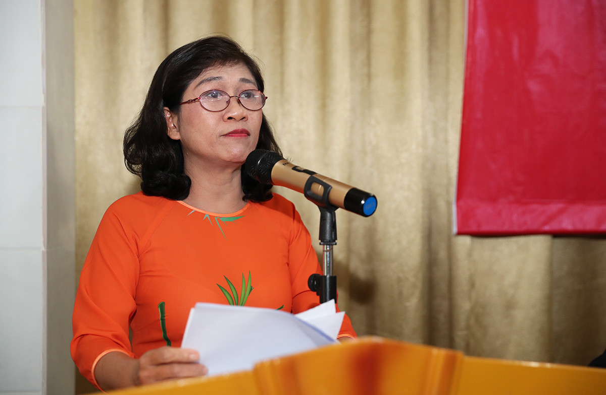 Tại lễ vinh danh, bà Nguyễn Thị  Thanh Hương - Phó giám đốc Sở Văn Hóa - Thể thao Nghệ An xúc động với những thành quả của lò đào tạo trẻ SLNA trong những năm gần đây và tiếp tục là đội U11 SLNA. Ảnh: Đức Anh