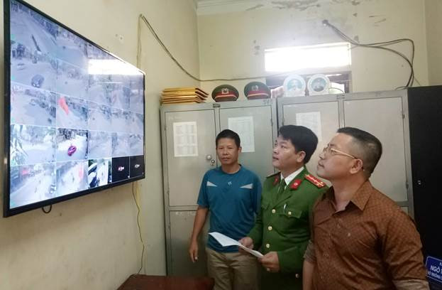 Lực lượng chức năng theo dõi an ninh trật tự qua hệ thống camera khối Kim Tân. Ảnh cscc