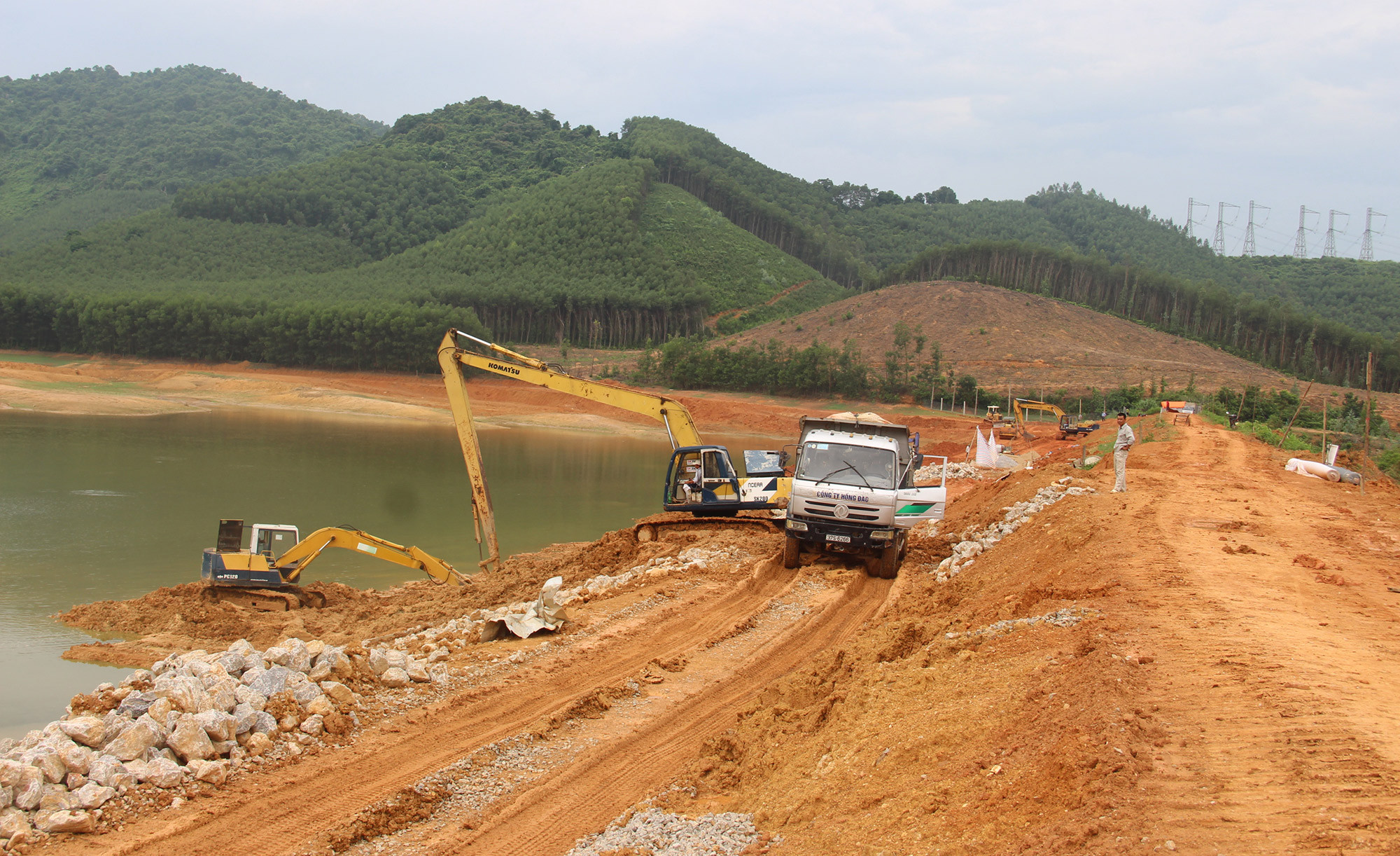 Xây dựng hồ chứa Khe Lau, xã Nghĩa Thuận (TX. Thái Hòa) bằng nguồn vốn vay ngân hàng thế giới. Ảnh: Văn Trường